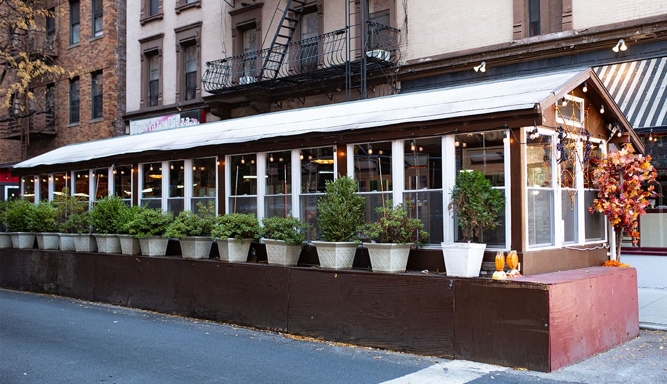 Il Violino outdoor dining in fall season — a Vantage Brick restaurant build in NYC